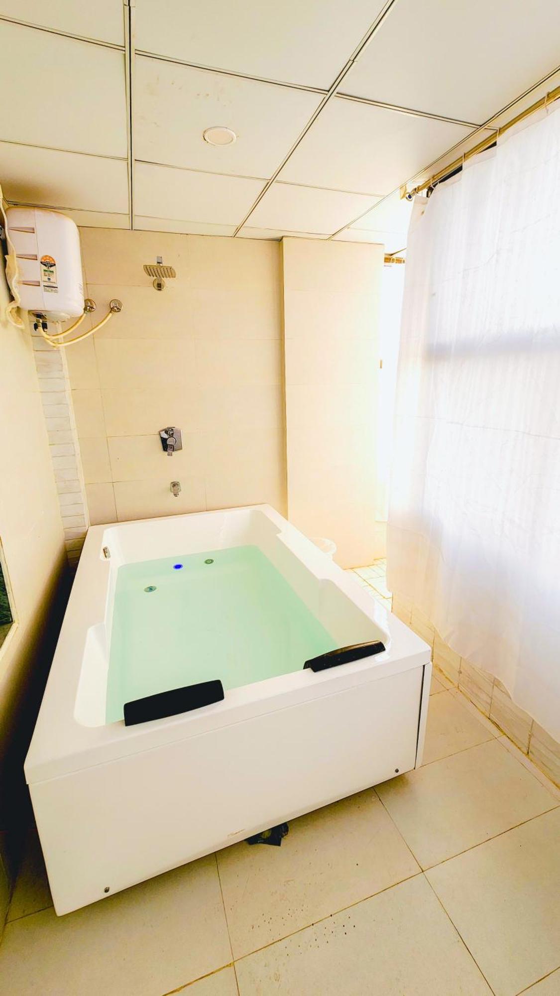 Nova Hotel New Crossroad ラージコート エクステリア 写真
